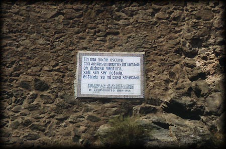Толедо. Памятная доска на месте побега св. Хуана де ла Крус из тюрьмы.